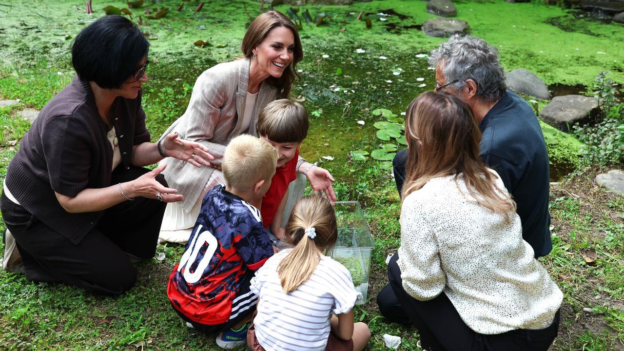 «Avrei voluto una scuola così». Kate Middleton conquistata dall’Allende: la mattinata tra assemblea, tritoni e giochi nel parco
