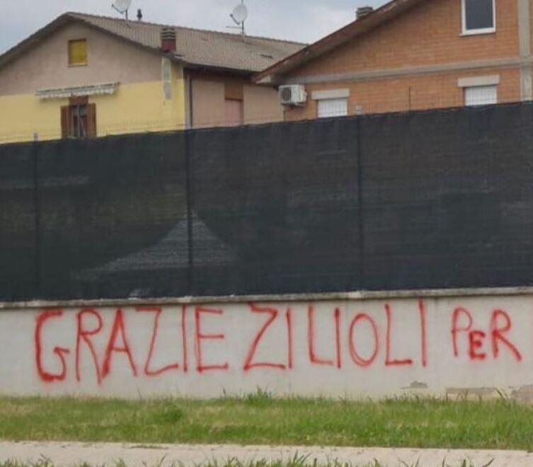 Scritte a Sassuolo contro l’assessore Zilioli: «Grazie per la grande moschea»