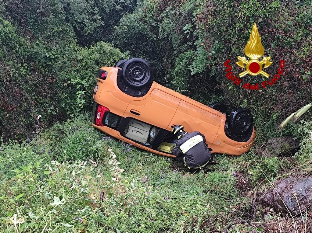 Pauroso incidente sulla provinciale, una donna perde il controllo dell’auto che si ribalta