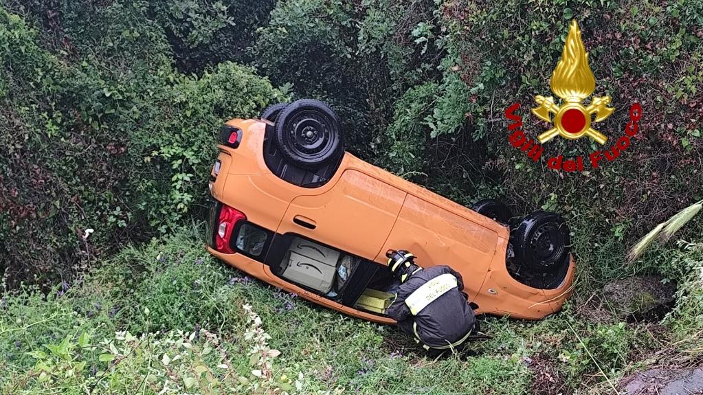 Pauroso incidente sulla provinciale, una donna perde il controllo dell’auto che si ribalta