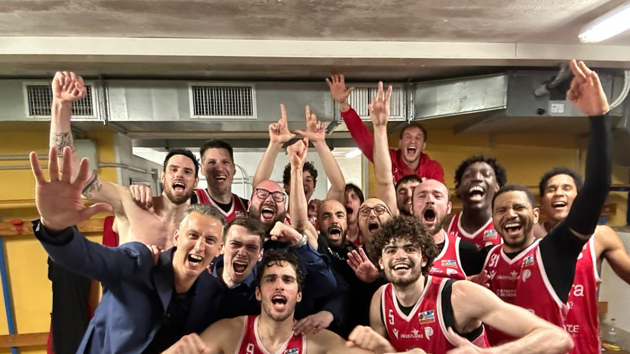 Il gruppo dell'Estra Pistoia festeggia la salvezza