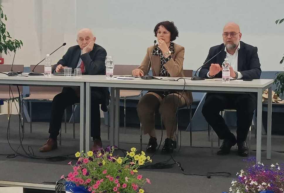 Mezzetti: «Sicurezza, i reati sono in calo. Ma non abbassiamo la guardia». Sotto la sala della conferenza bivacchi e degrado