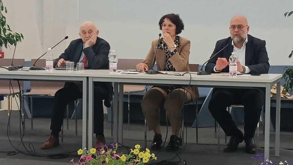 Mezzetti: «Sicurezza, i reati sono in calo. Ma non abbassiamo la guardia». Sotto la sala della conferenza bivacchi e degrado