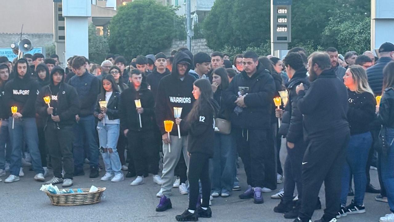 Fiaccole accese e sciarpa degli ultrà: Luras ricorda Mauro Zuncheddu