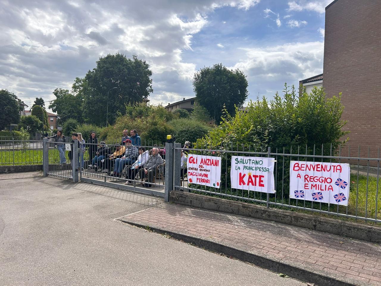 «Benvenuta Kate»: gli anziani del centro diurno in prima fila per la principessa