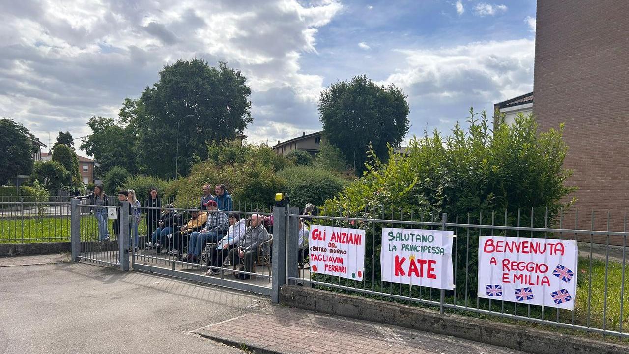 «Benvenuta Kate»: gli anziani del centro diurno in prima fila per la principessa