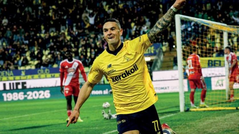 Tonoli nella storia del Modena. Il difensore è capocannoniere