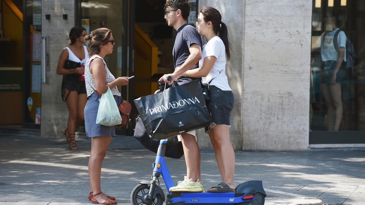 Monopattini elettrici, da domani scatta l’obbligo del targhino: assicurazione rinviata al 16 luglio