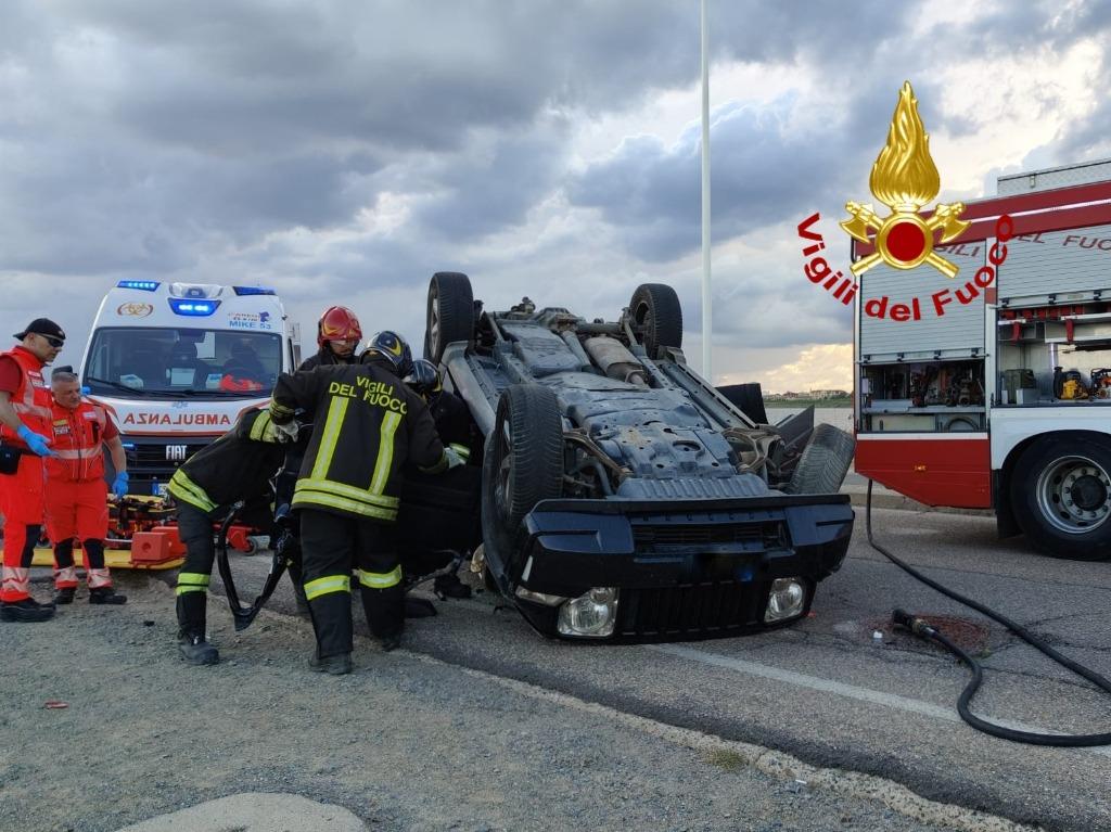 Violento scontro tra due auto: una si è ribaltata, il conducente in ospedale in codice rosso