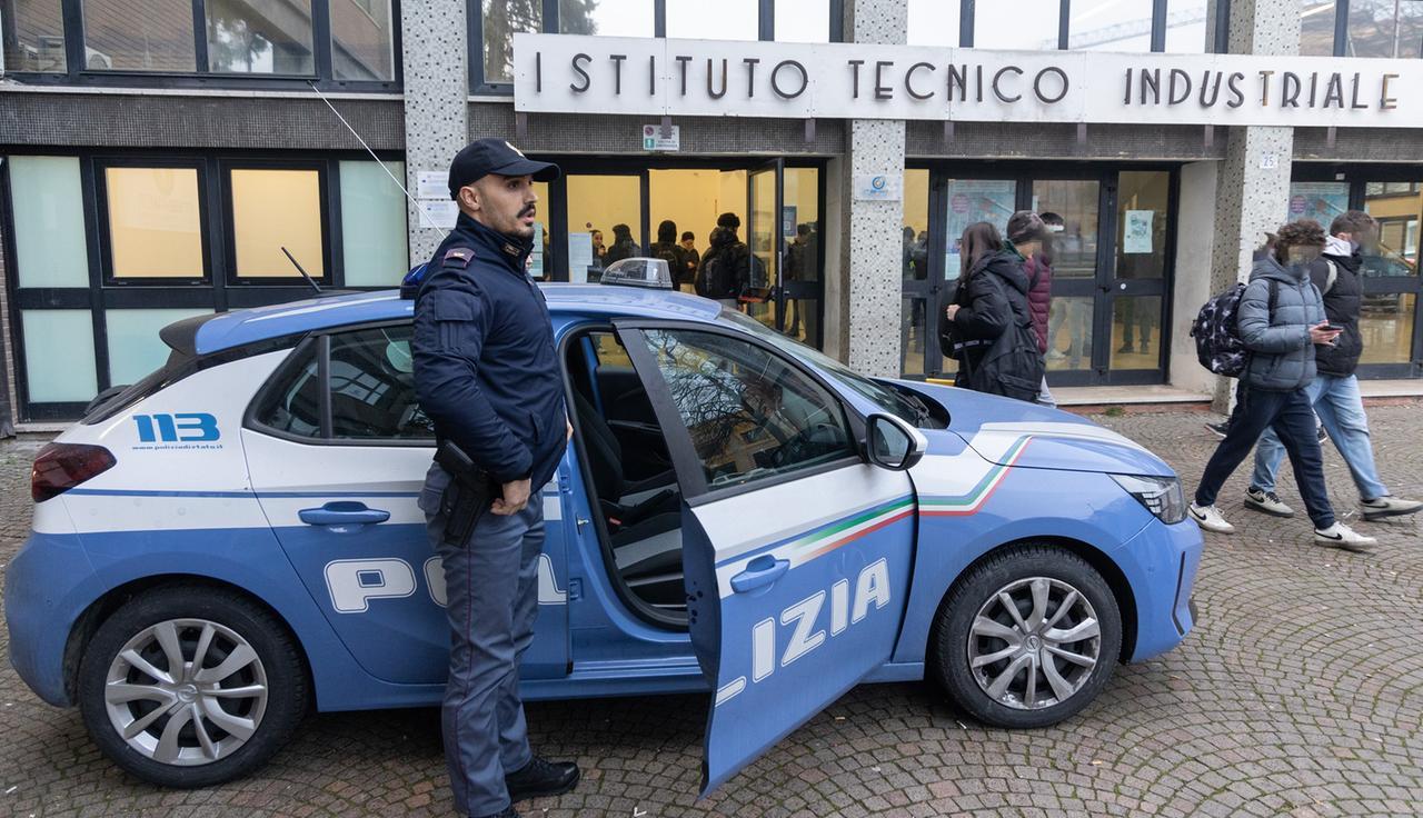 Studente picchiato durante la lezione, il padre: «Ho dovuto chiamare io la polizia. Mio figlio ha paura»