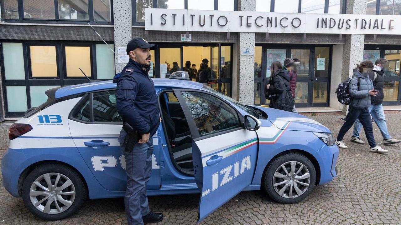 La polizia davanti al Corni (Foto d'archivio)
