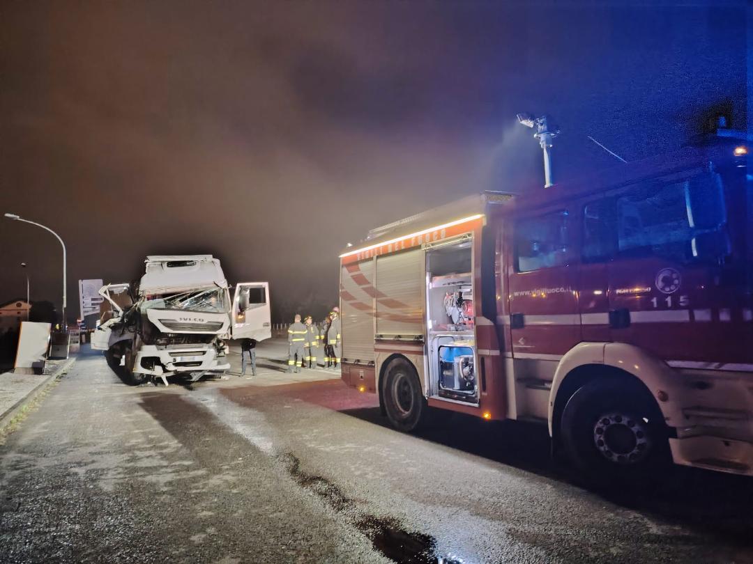 Camion contro il distributore: soccorsi mobilitati