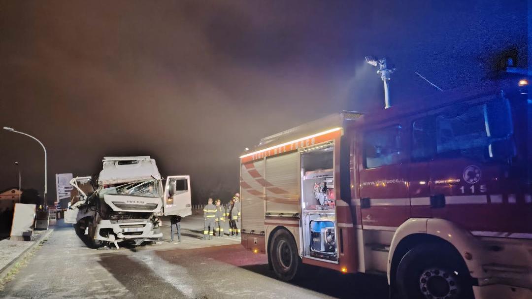Camion contro il distributore: soccorsi mobilitati