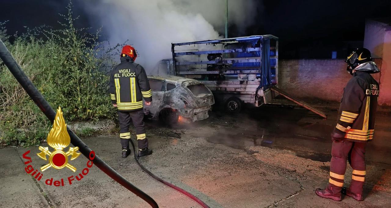 Incendio al centro del paese: a fuoco un’auto e un furgone