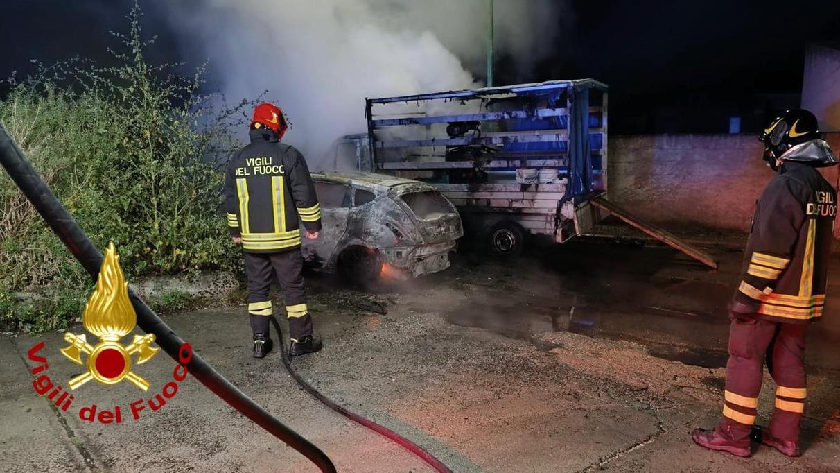 Incendio al centro del paese: a fuoco un’auto e un furgone