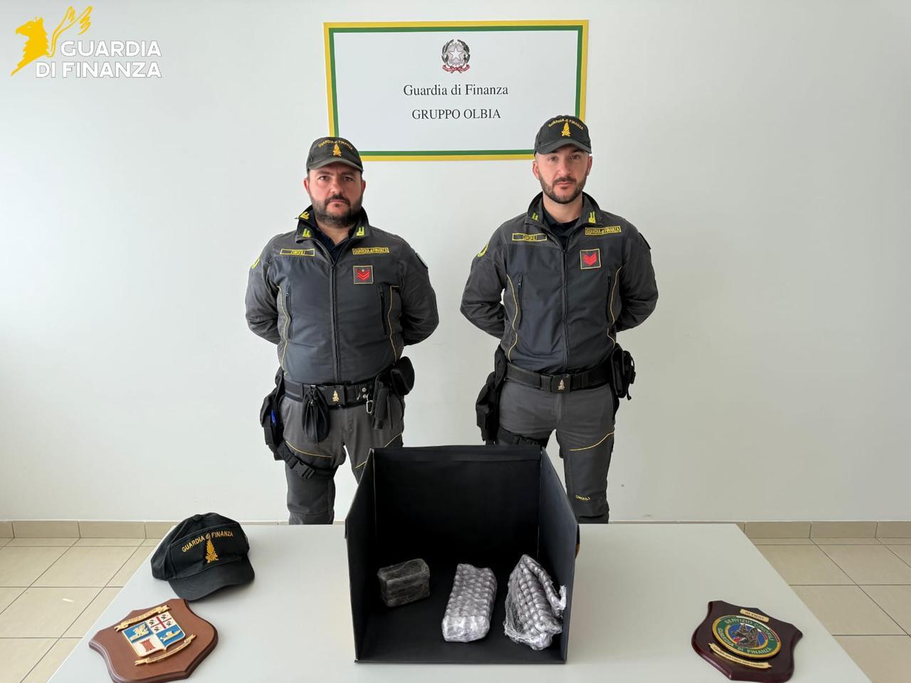 In auto un chilo e mezzo di droga in panetti e ovuli: arrestato allo sbarco al porto di Olbia – VIDEO
