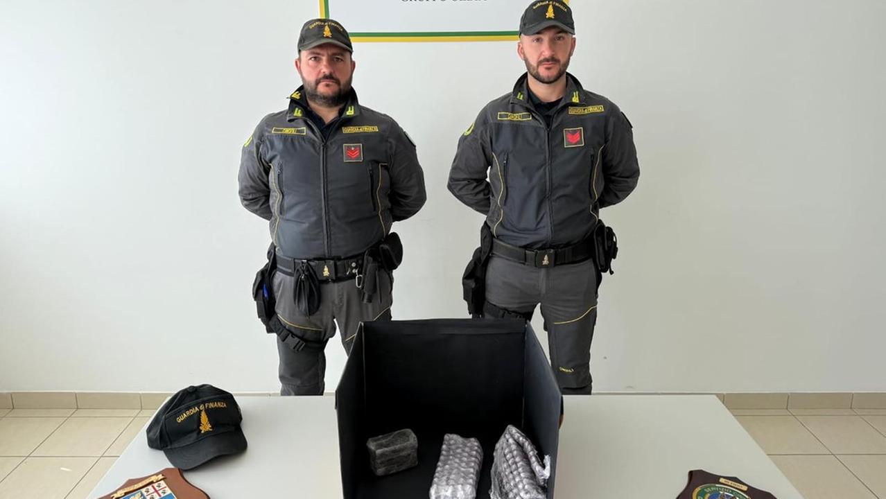 In auto un chilo e mezzo di droga in panetti e ovuli: arrestato allo sbarco al porto di Olbia – VIDEO