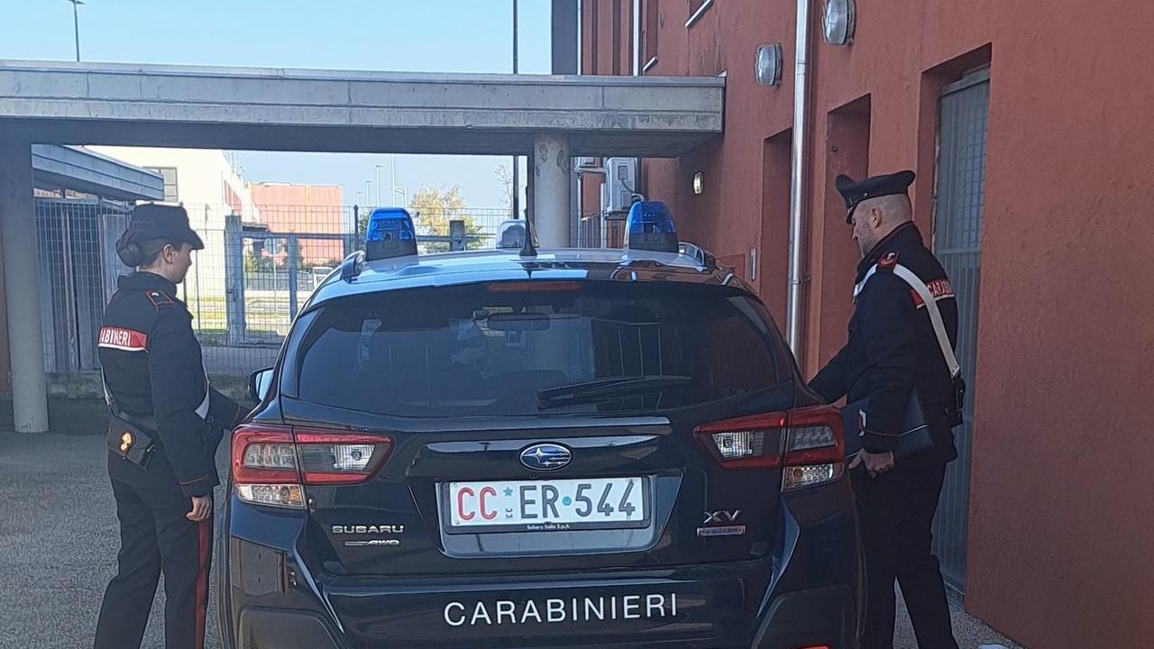 «Miro sempre alla testa», 30 messaggi al giorno e microspie per spiare l’ex: denunciato 47enne a Rubiera