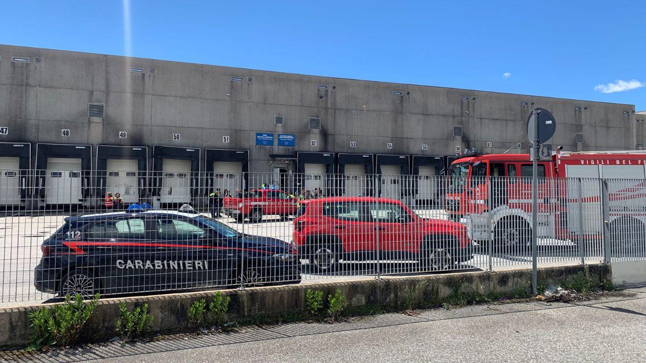 Pontedera, tre operai intossicati: evacuazione dal magazzino nella zona industriale – Soccorsi sul posto