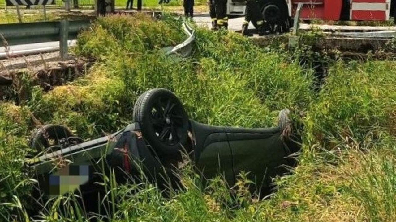 Auto ribaltata nel fosso (foto Vigili del fuoco Modena)