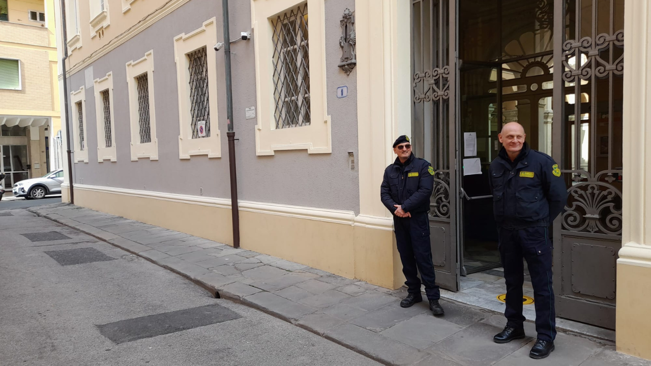 Due guardie all'ingresso del tribunale