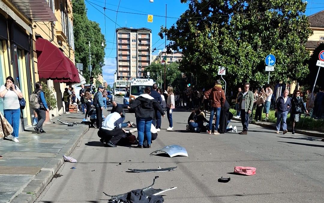 Con l’auto a tutta velocità in via Emilia centro falcia i passanti: ci sono diversi feriti