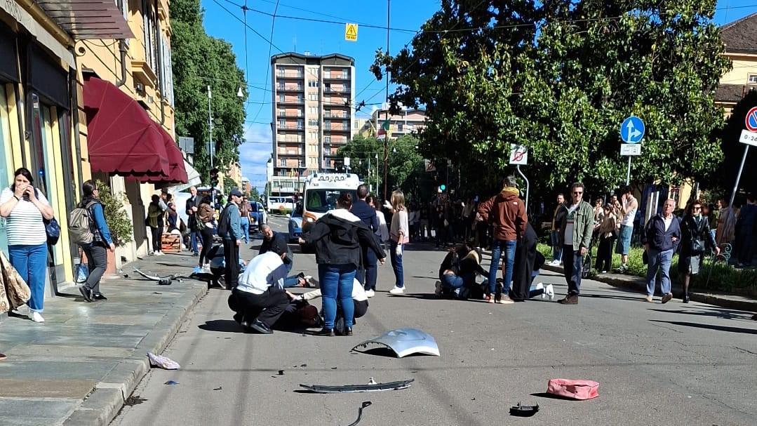 Terrore a Modena, auto a tutta velocità falcia sette passanti: una donna rischia di perdere entrambe le gambe