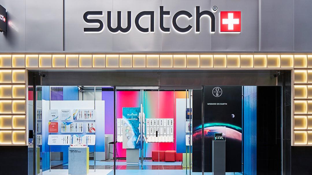 Code e tensioni per i Royal Pop di Swatch e Audemars Piguet: caos nei negozi di Milano e Roma