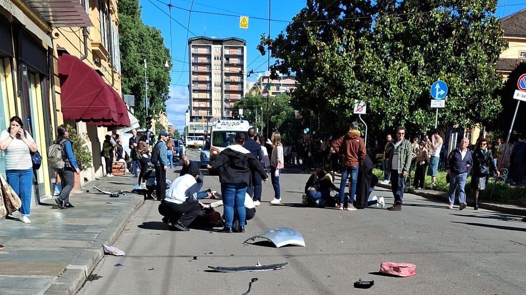 Auto falcia i passanti in centro a Modena: diversi i feriti