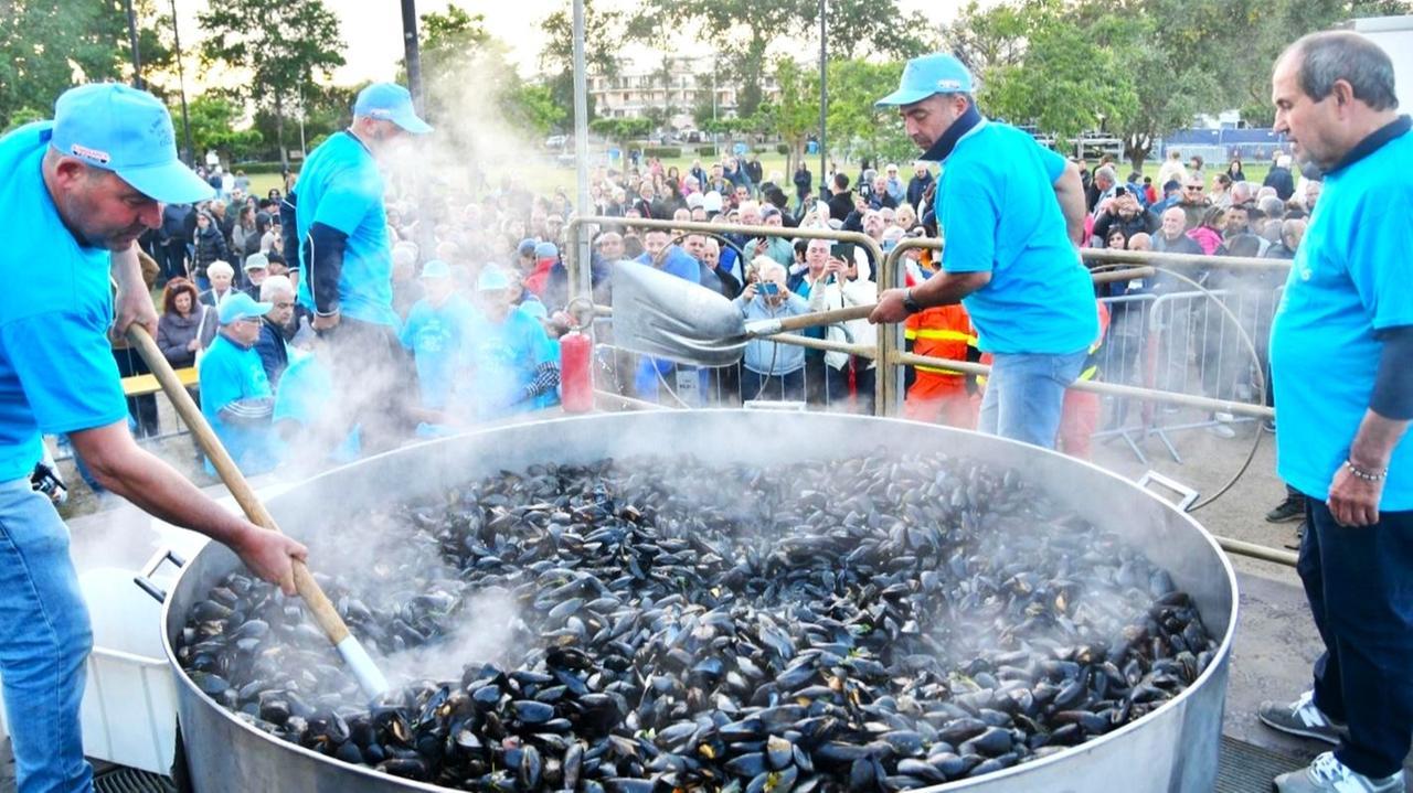 Olbia, il vento non ferma San Simplicio: folla al parco per la sagra delle cozze