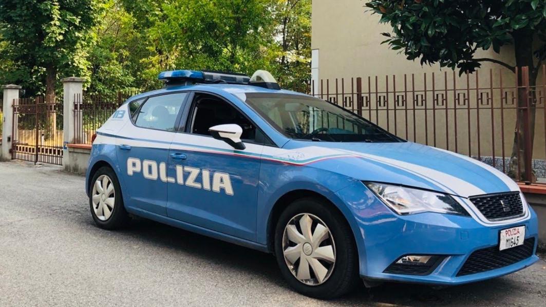 Prato, donna aggredita in auto: «Ha provato ad aprire lo sportello, piangevo dalla paura» – Il racconto choc