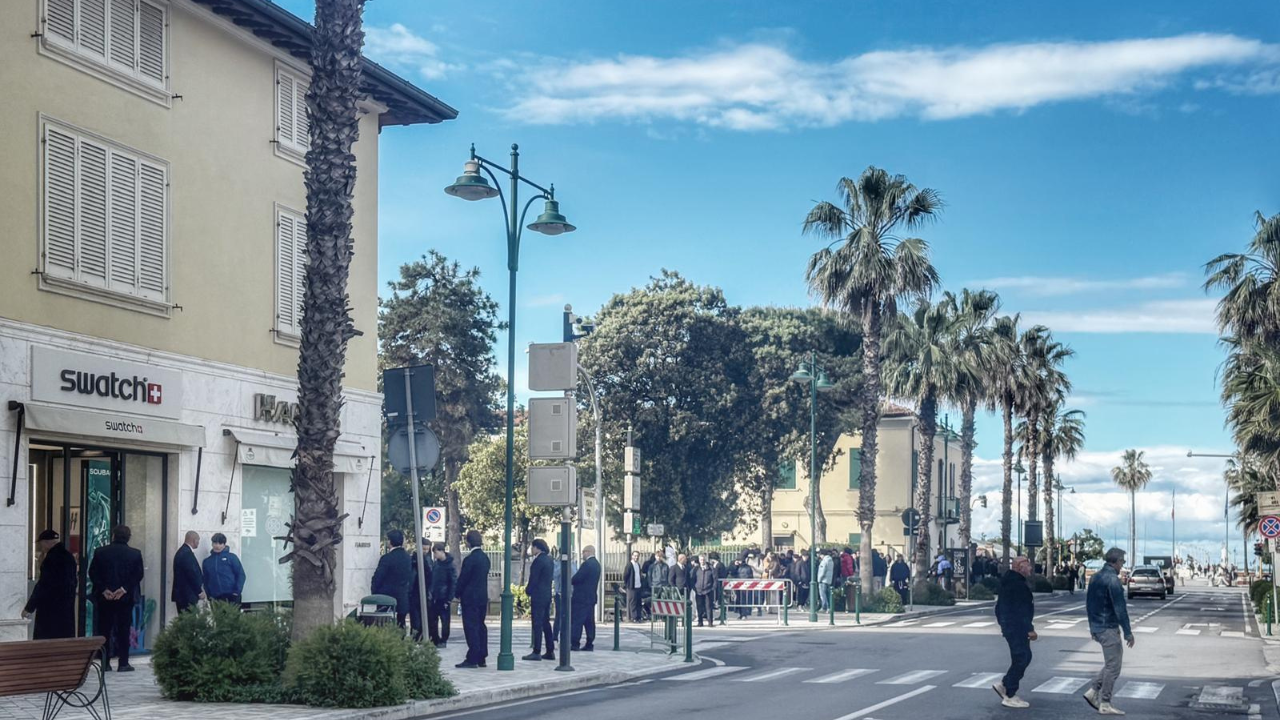 
	La fila in piazza Emilio Barberi&nbsp;e nella vicina via Spinetti

