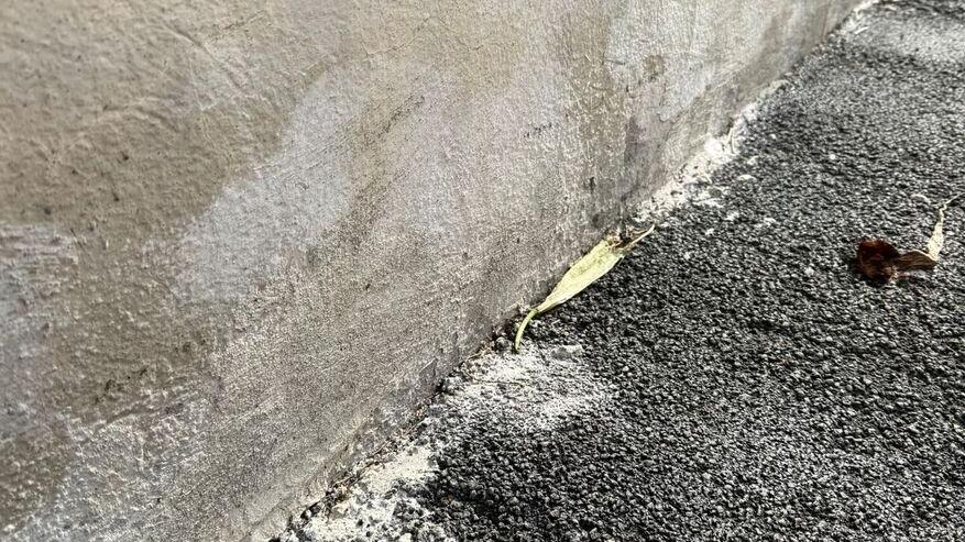 Grosseto, polverine bianche sui marciapiedi: allarme per possibili sostanze tossiche