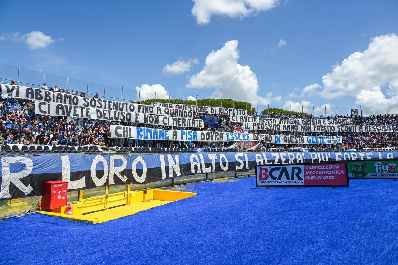Pisa, con il Napoli l'ennesima figuraccia. I messaggi della curva e il saluto di Marin (che meritava di giocare)
