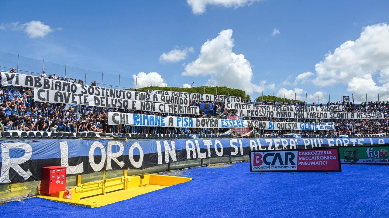 Pisa, con il Napoli l'ennesima figuraccia. I messaggi della curva e il saluto di Marin (che meritava di giocare)