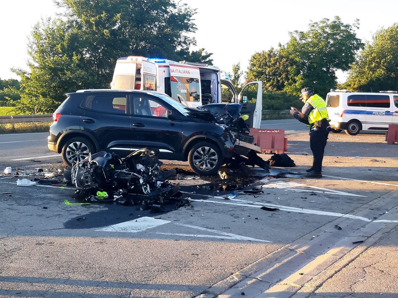 Guastalla, motociclista di 43 anni muore nello schianto contro un’auto: doveva sposarsi a luglio
