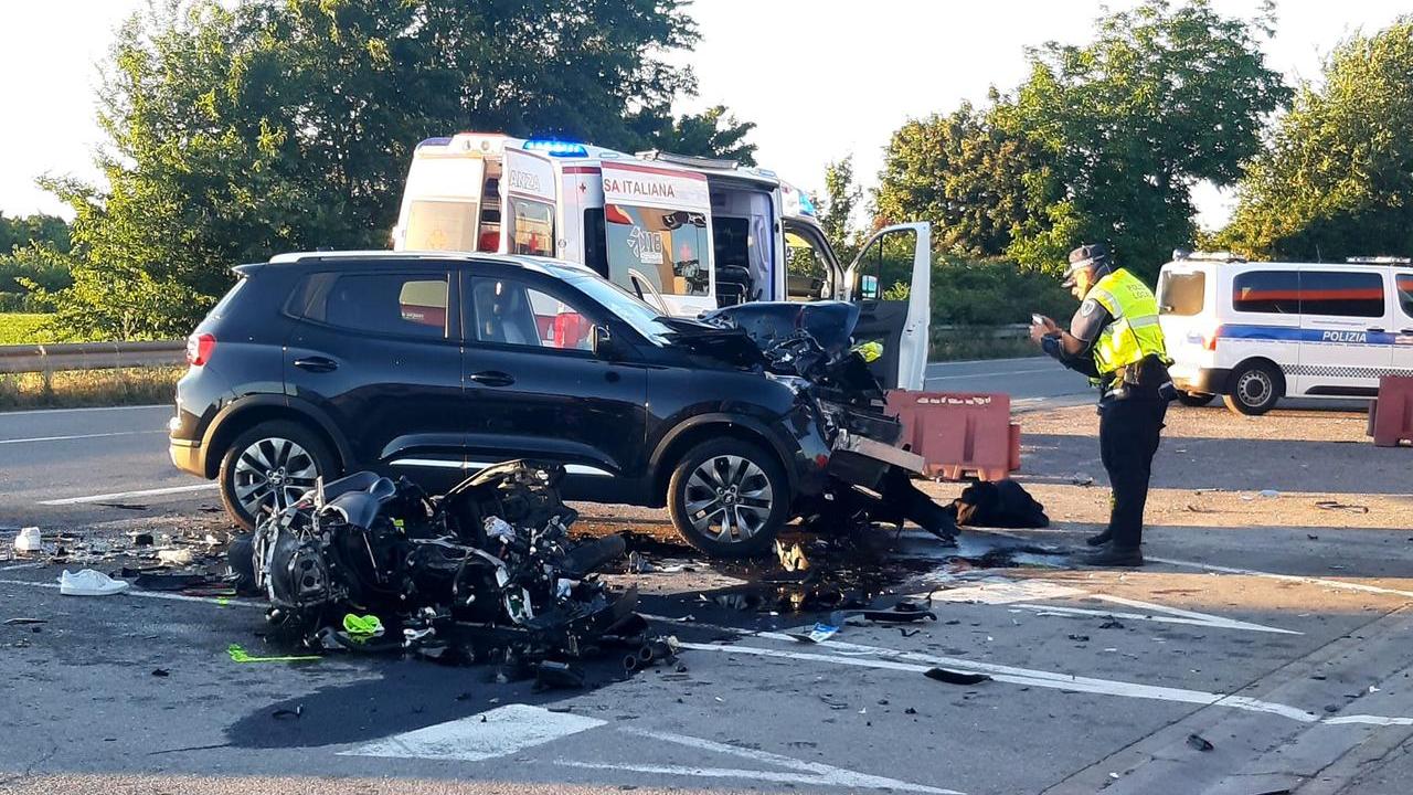 Guastalla, motociclista di 43 anni muore nello schianto contro un’auto: doveva sposarsi a luglio