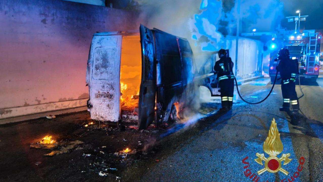 Paura durante la festa patronale, in fiamme il furgone che trasporta i fuochi artificiali