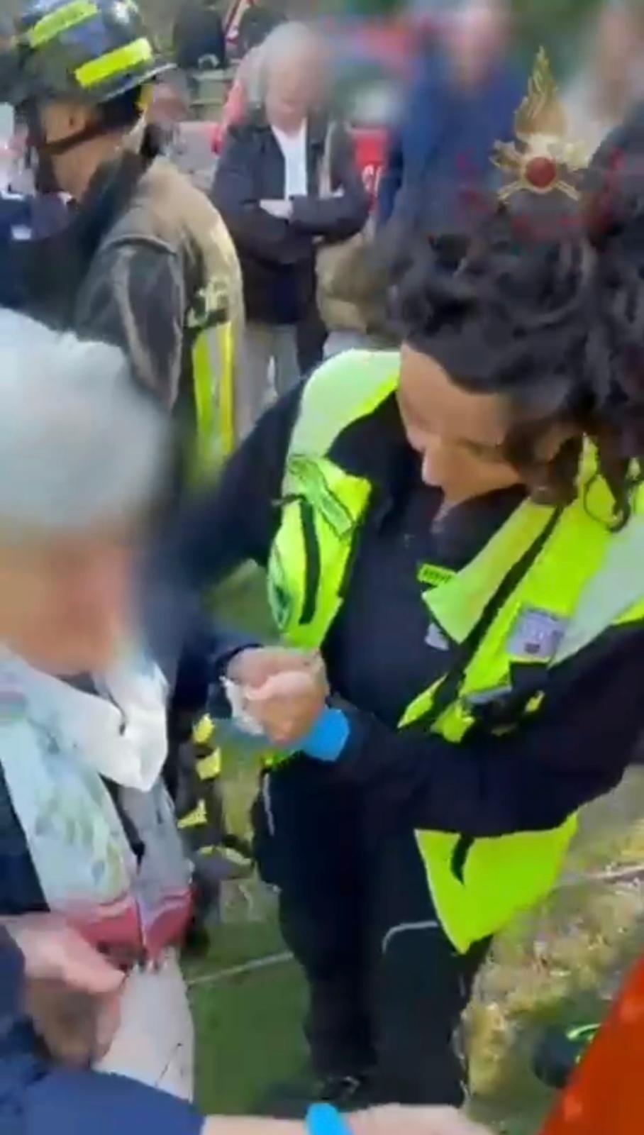
	La signora con un'operatrice del 118 (foto da video dei vigili del fuoco)

