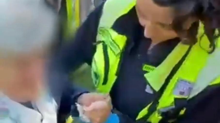 La signora con un'operatrice del 118 (foto da video dei vigili del fuoco)