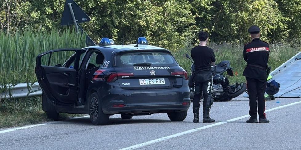 Fuori strada con la sua Yamaha: motociclista muore a 28 anni