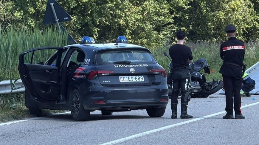 I carabinieri sul luogo della tragedia insieme al biker che ha chiamato i soccorsi