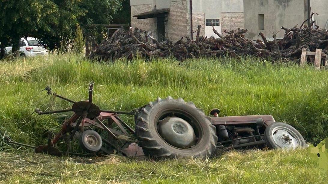 Trattore si ribalta nel canale: agricoltore di 81 anni muore annegato a Poviglio