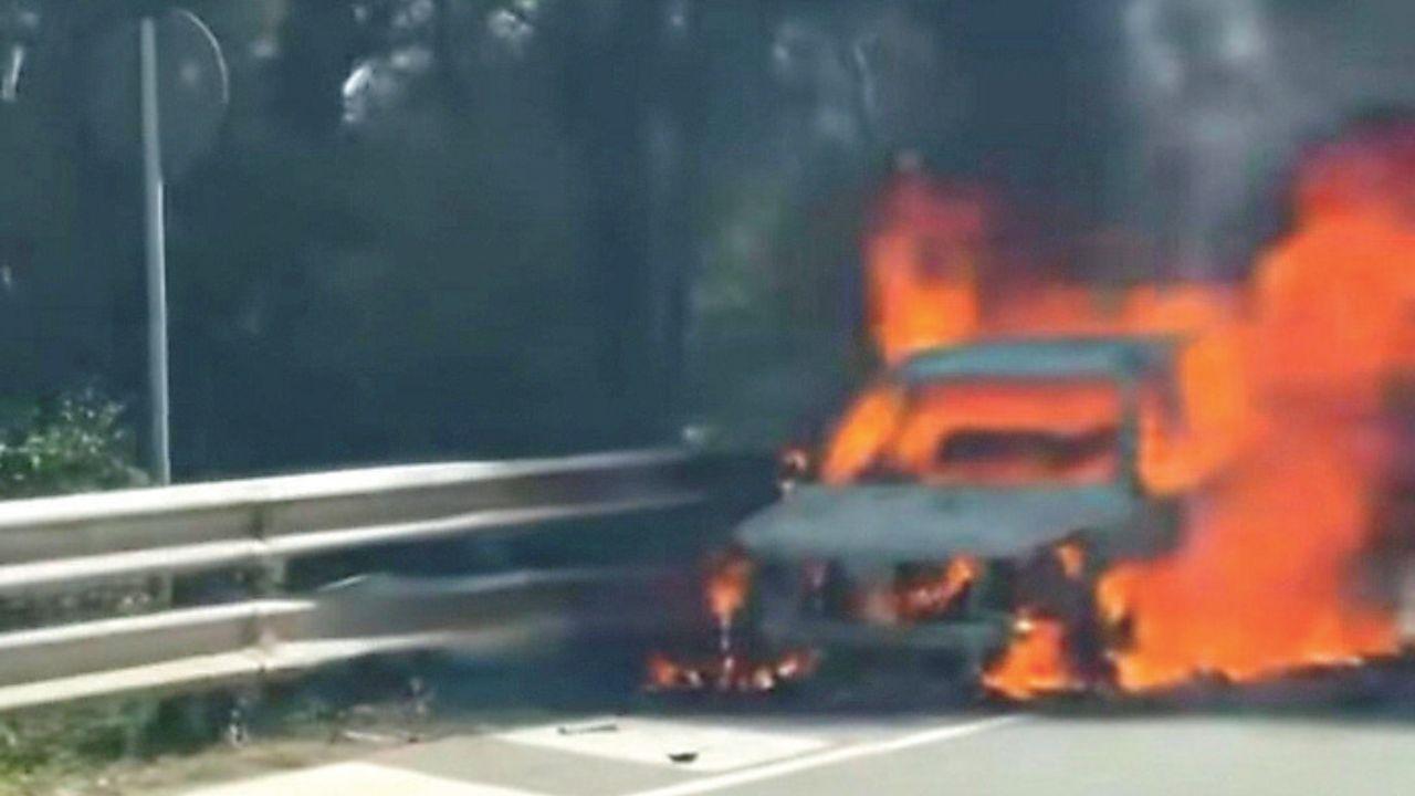 Auto a fuoco sul Romito 