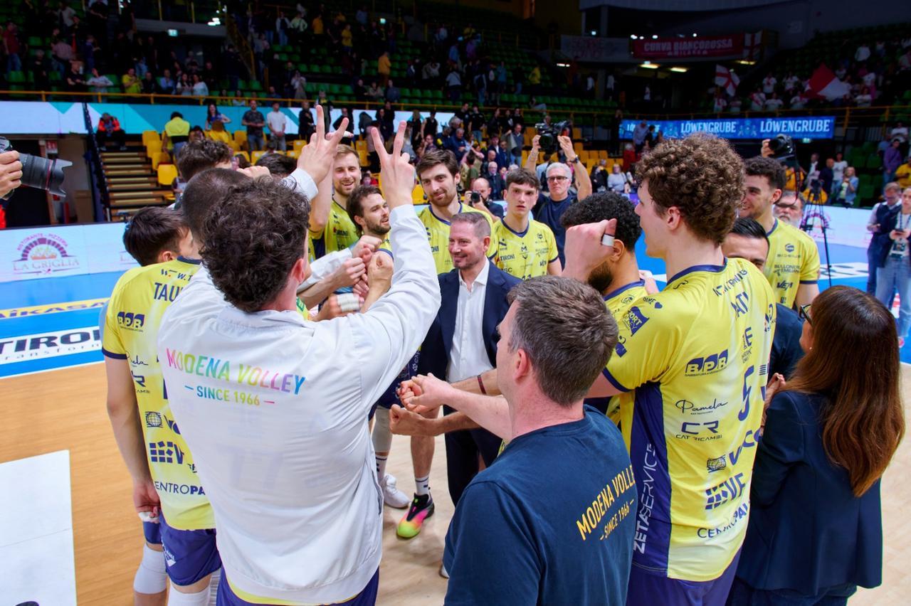 
	Il saluto dei giallobl&ugrave; a coach Giuliani dopo la vittoria con Milano al PalaPanini nei playoff per il 5&deg; posto (Foto: Modena Volley)

