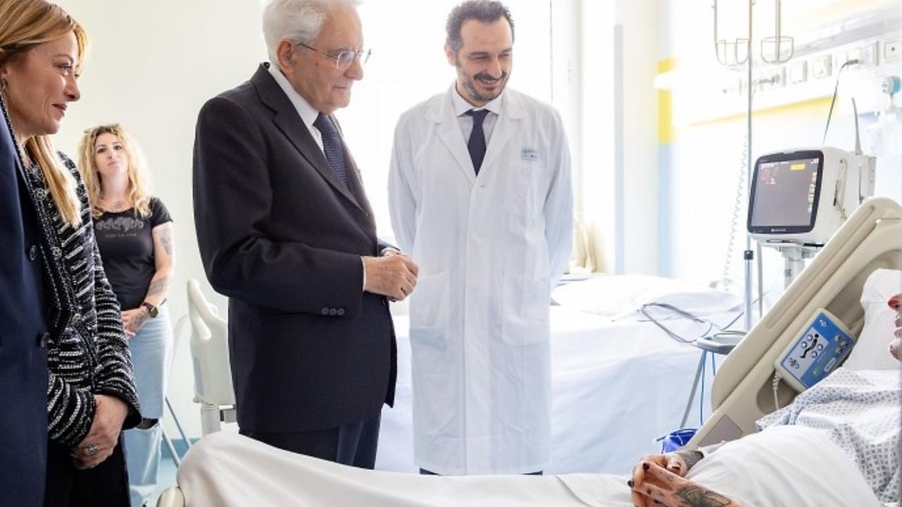 Mattarella e Meloni visitano i feriti in ospedale: il loro grazie al personale sanitario e agli eroi