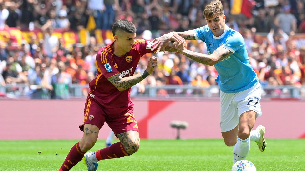 Un'azione del derby della Capitale
