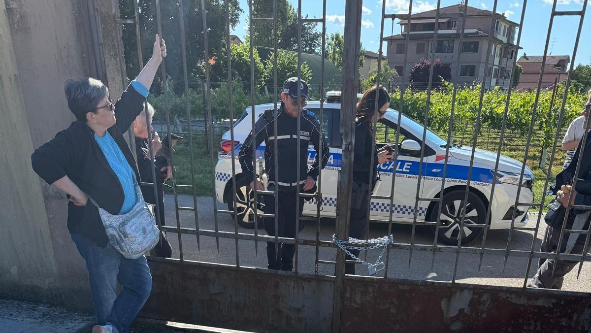 Restano chiusi per un’ora al cimitero: qualcuno ha chiuso il lucchetto