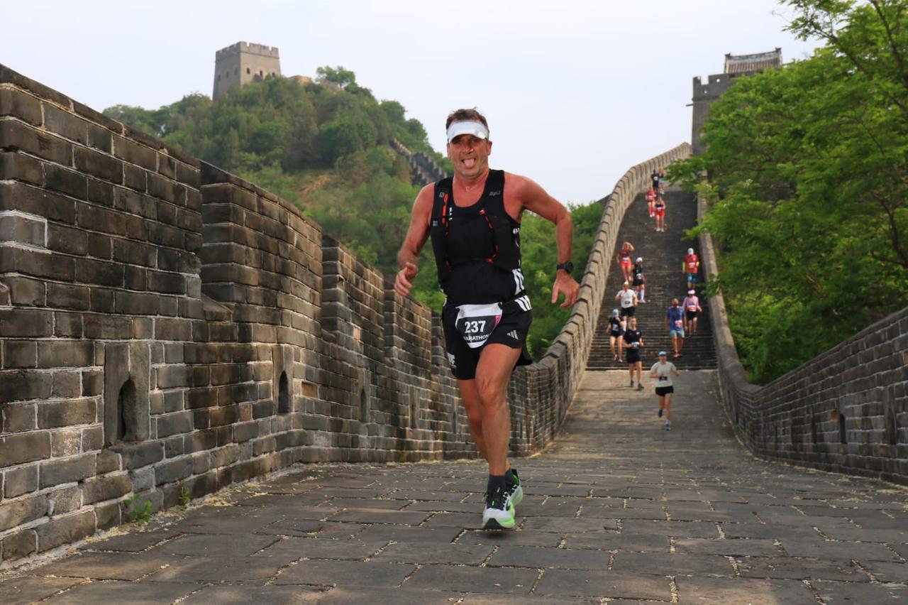 Ferrari da Modena alla maratona sulla Grande Muraglia in Cina: «Non ricordavo tanti gradini»
