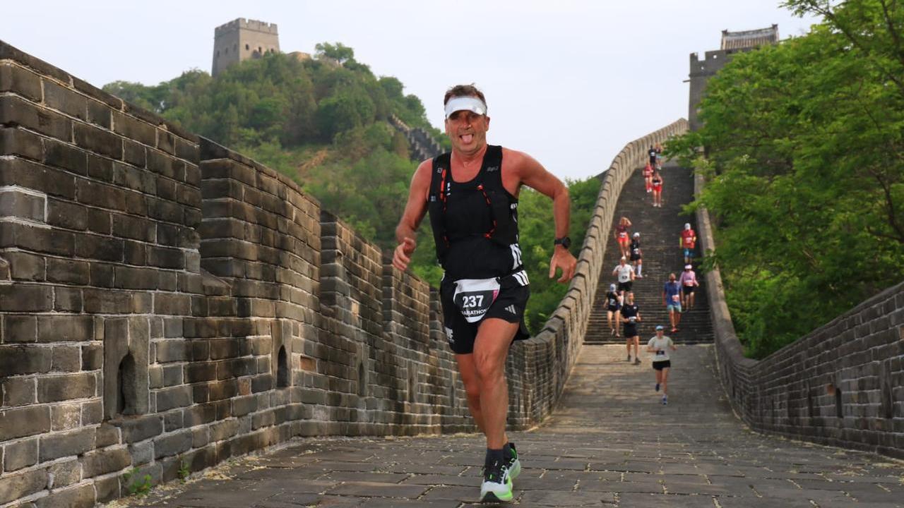 Ferrari da Modena alla maratona sulla Grande Muraglia in Cina: «Non ricordavo tanti gradini»